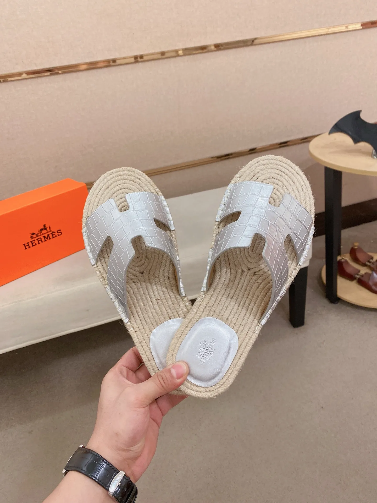 Factory price: 340💰high-end version. "HERMES" Hermès 💁♂️Men's casual slippers, compare the quality at the counter🧚🏿♂️ The upper is made of cowhide leather 🐊crocodile pattern workmanship, purely hand-drawn, raw rubber breathable and non-slip outsole, the inner is breathable and comfortable lambskin, the density is 100% comfortable, the original rubber outsole is wear-resistant and has a code number of 38-44. Can be customized 45-46-47💥🏆